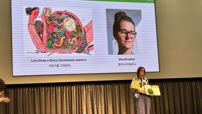 Ilustratore un māksliniece Elīna Brasliņa saņem Nami konkursa apbalvojumu. 