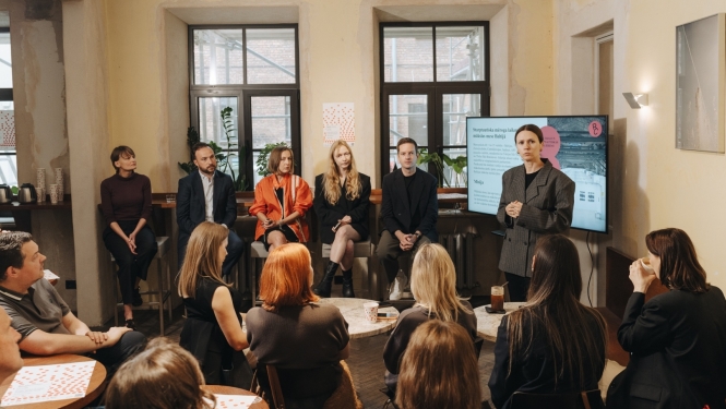Kultūrtelpā “Kalve” norisinās Riga Contemporary laikmetīgās mākslas meses ieskata pasākums - pasākuma apmeklētāji, moderators un runas personas
