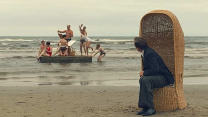Kadrs no filmas "Homo novus" (2018) - filmas varoņi pludmalē