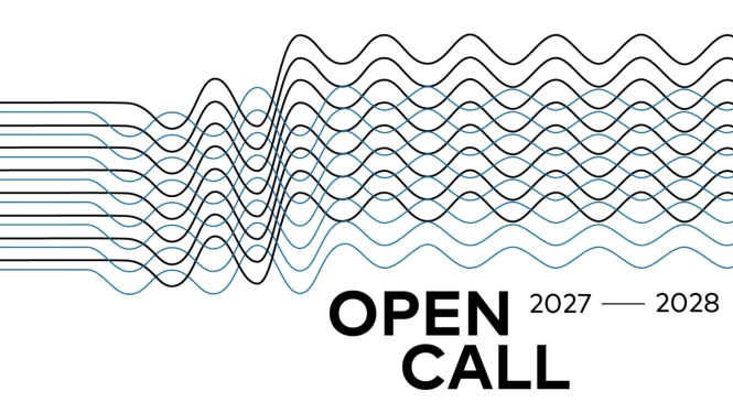 Uz balta fona abstraktas zilas un melnas paralēlas līnijas, kas no taisnām pāriet viļņveida formā, teksts: "2027-2028 OPEN CALL"