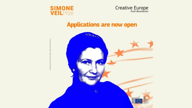 Ir atvērta pieteikšanās Simonas Veilas balvai! Attēla centrā ir grafisks Simonas Veilas portrets zilā tonī, aiz portreta riņķī ir izvietotas oranžās zvaigznes. 
