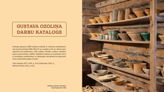 Māla keramikas trauki plauktos. Uzraksts: Gustava Ozoliņa darbu katalogs