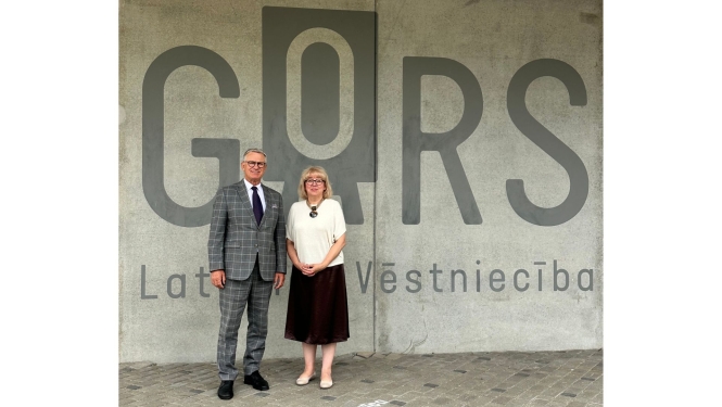Nauris Puntulis un Ilona Rupaine pie“Gora” uzraksta