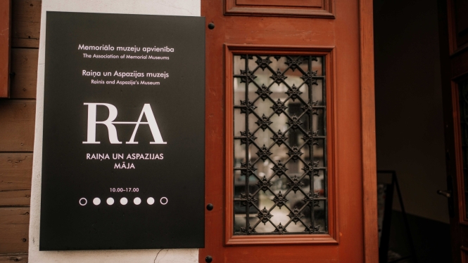 Raiņa un Aspazijas mājas fasāde