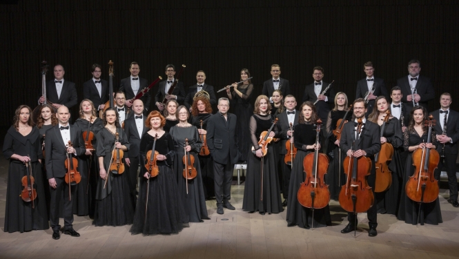 Kamerorķestris "Sinfonietta Rīga" un diriģents Olari Eltss