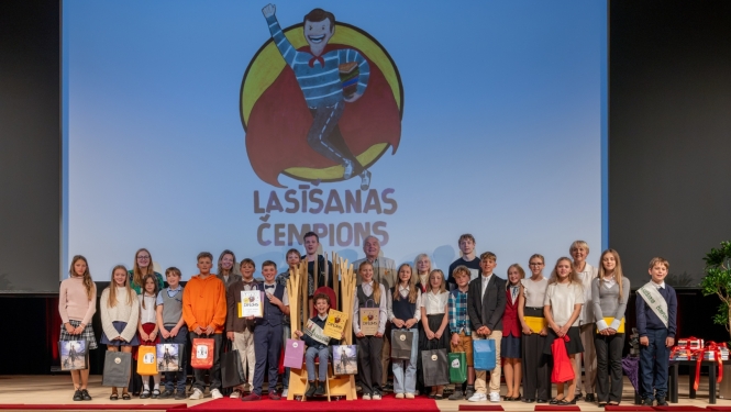 “Skaļās lasīšanas sacensību” finālisti un čempions Latvijas Nacionālajā bibliotēkā