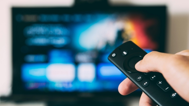 TV ekrāns un pults