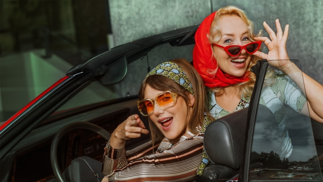 Izrādes “Telma un Luīze” publicitātes foto - divas aktrises sarkanā auto