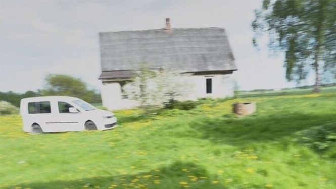 Izrādes publicitātes attēls - lauku sētas pagalms ar baltu auto