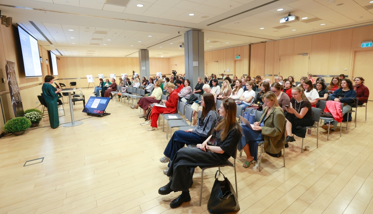 Konferences apmeklētāji Latvijas Nacionālajā bibliotēkā