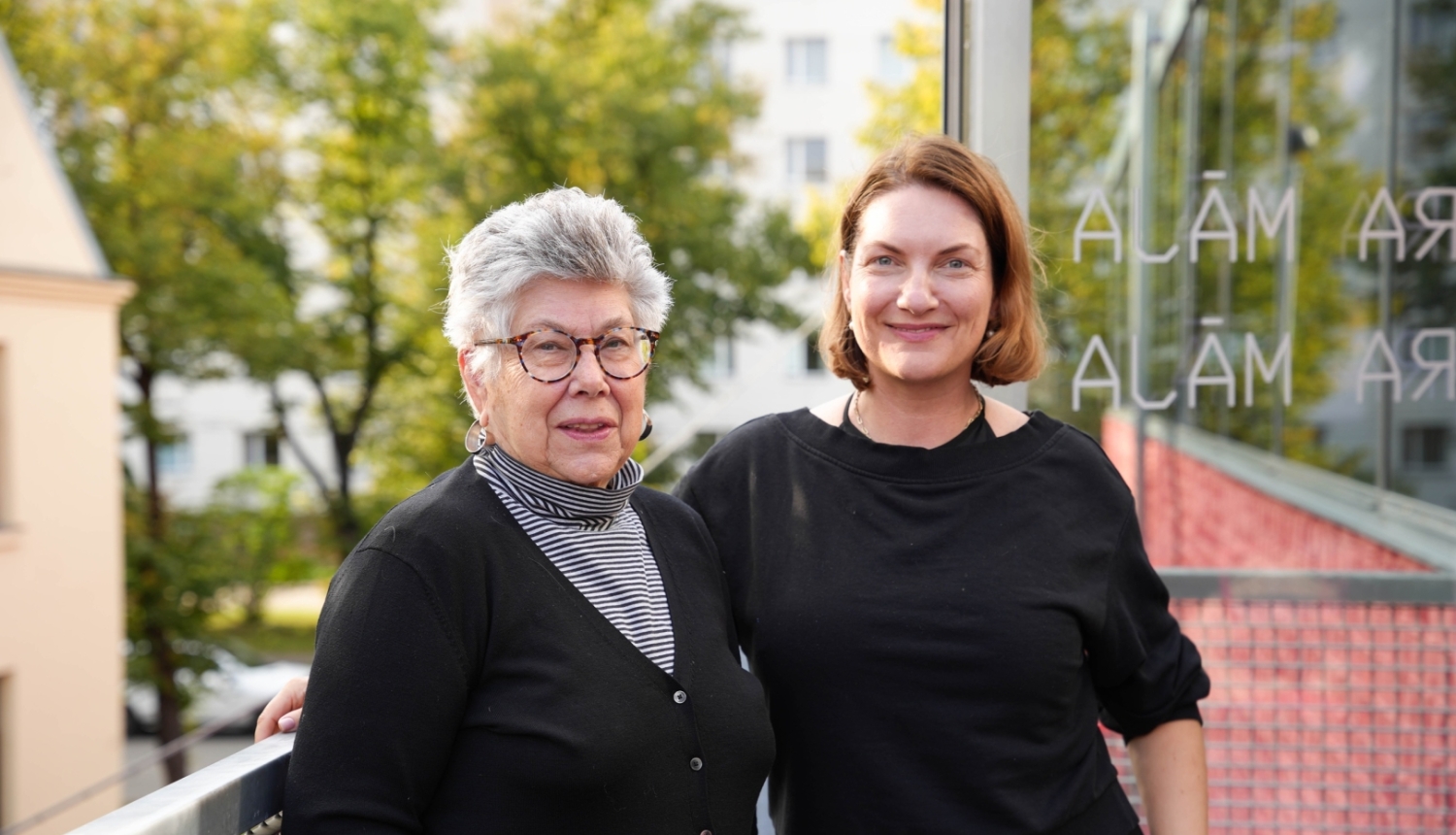 Kultūras mantojuma eksperte Linda Norisa un LKA pētniece Elīna Vikmane
