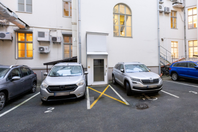 Kultūras ministrijas ēkas Z. A. Meierovica bulvārī 14 ieeja no pagalma puses ar pacēlāju