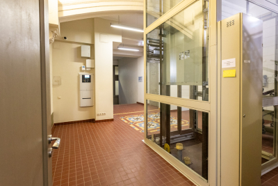 Kultūras ministrijas ēkas Z. A. Meierovica bulvārī 14 ieeja no pagalma puses, ēkas kāpņu telpa