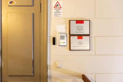 Kultūras ministrijas ēkas Z. A. Meierovica bulvārī 14 kāpņu telpā ēkas 4. stāva līmenī, ieeja KM un LNKC telpās, zvana poga pie durvīm