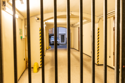 Kultūras ministrijas ēkas Z. A. Meierovica bulvārī 14 ieeja no pagalma puses, skats caur vārtiem uz ēkas pagalmu un pacēlāju