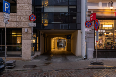 Kultūras ministrijas ēkas Z. A. Meierovica bulvārī 14 ieeja no pagalma puses, skats uz vārtiem