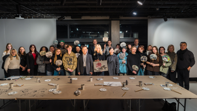 Ķīnas mākslinieku delegācija viesojas LMMDV - grupas foto ar audzēkņiem un pedagogiem