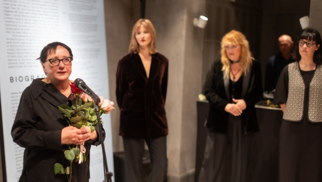 Helēna Heinrihsone, fonā Kristiāna Bērza, Anna Heinrihsone, Anete Liepiņa, foto: Jānis Deinats.