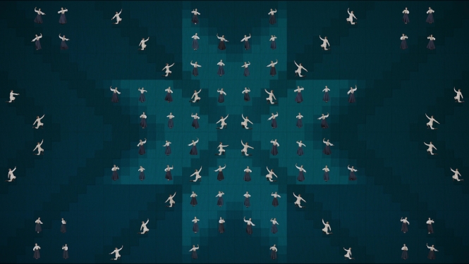 Fragments no multimediālas dejas izrādes “Latvju zīmēs rotāties”