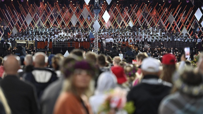 Otrā diena: pasaules latviešu konference un folkloras kopu uzstāšanās, deju koncerts „Vēl simts gadu dejai”, senioru koru koncerts, vokālo ansambļu parāde un amatierteātru izrādes