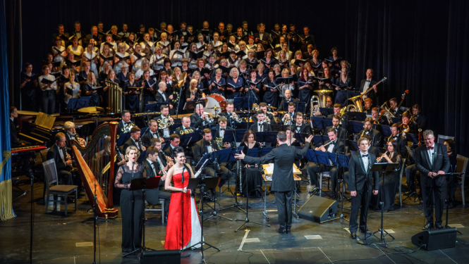 Orķestra “Rīga” koncertā “Tēvzemei un brīvībai” 2018. g. 18. novembrī - solistes Ieva Parša un Marlēna Keine, foto: F64