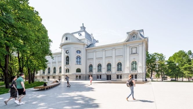 Latvijas Nacionālā mākslas muzeja galvenā ēka no parka puses