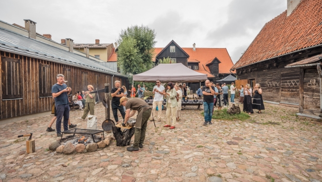 Cilvēki muzeja pagalmā