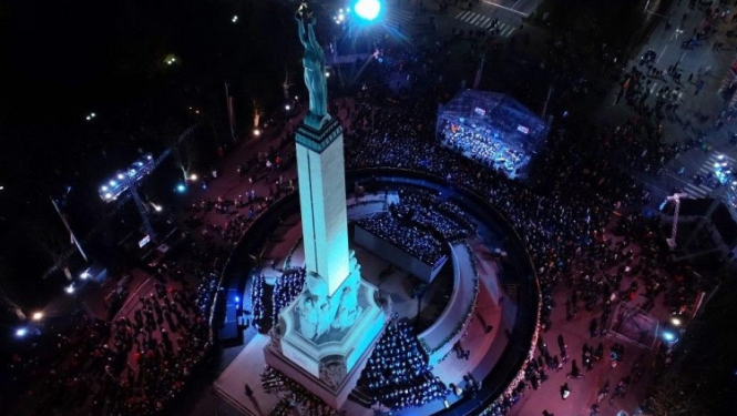 Vērienīgi un sirsnīgi nosvinēta Latvijas valsts 100. dzimšanas diena