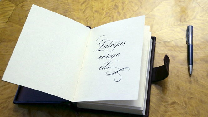 Latvijas valsts simtgades karogs tiek godināts diasporas skolotāju seminārā Cēsīs