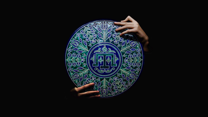 Darbs (keramikas disks-šķīvis) no keramiķa Rustema Skibina personālizstādes “Qalqan. Krimas tatāru simboli”