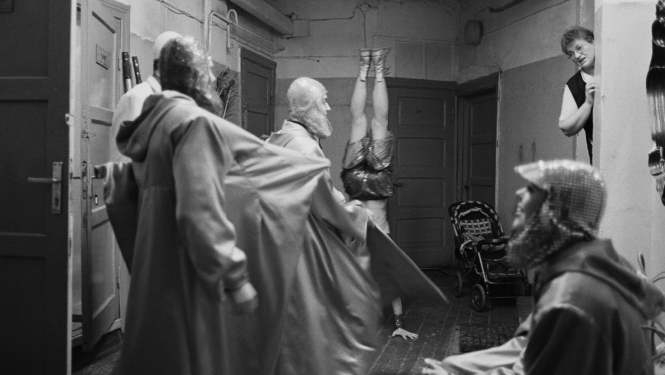 Ieva Epnere. Pavāre Gaļina Jakovļeva ar cirka māksliniekiem aizkulisēs. 2006. Fotogrāfija. 