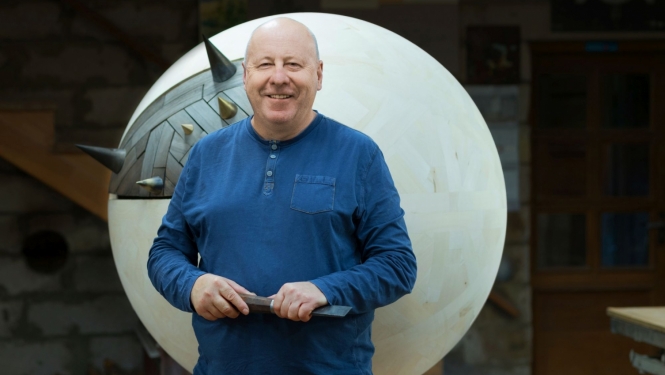 Jānis Straupe pie darba “Lode”. 2020. Foto: Ojārs Jansons