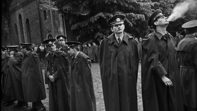 Jānis Deinats. Milicija pie Augstākās Padomes ēkas. 1990. Fotogrāfija. Autora īpašums.