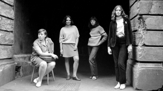 Māra Brašmane. Dzejniece Ināra Eglīte, māksliniece Ruta Kreica, Tamāra Dobrova, Ivonna Andersone. 1968. Tintes druka. Autores īpašums. Publicitātes foto