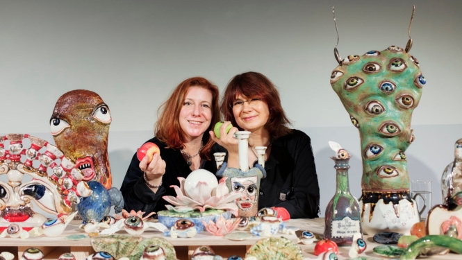 Mākslas duets Skuja Braden (Ingūna Skuja, Melisa D. Breidena) pie izstādes “Tirgot ūdeni upes malā” darbiem 59. Venēcijas biennālē. 2022. Porcelāns, autortehnika. Autoru īpašums. Publicitātes foto