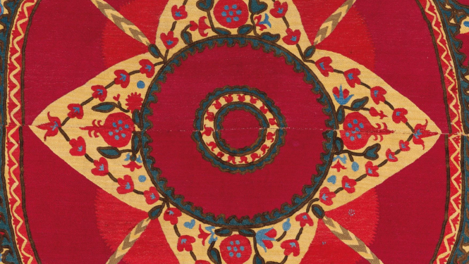 Paljaks – izšuvuma tehnikā darināts panno. Fragments. 19. gs. beigas – 20. gs. sākums.  Kokvilna, zīda un vilnas diegi. Uzbekistānas Valsts mākslas muzeja kolekcija. Foto: Nataļja Ņesterova (Natalya Nesterova)