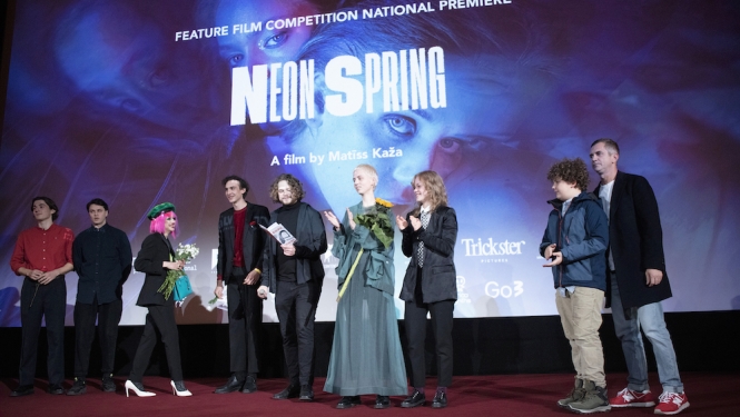 Filmas pirmizrādes pasākums - filmēšanas komanda uz skatuves