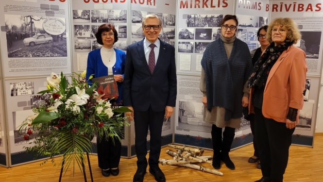 Latvijas Nacionālais arhīvs atklāj izstādi „ Cerību ugunskuri – mirklis pirms brīvības” Ogres tehnikumā