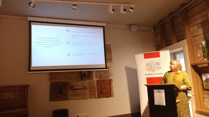 Konferences dalībnieki vēro prezentāciju