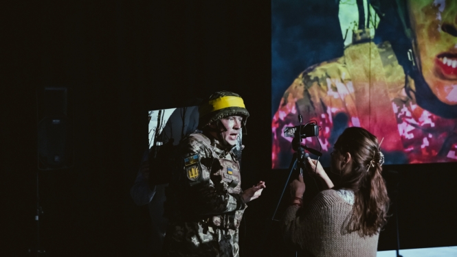 Igaunijas teātra „Vaba Lava” un Kijivas Dramaturgu teātra kopdarbs - izrāde „Izvēlies labāku versiju” („Вибери Кращу Версію”)