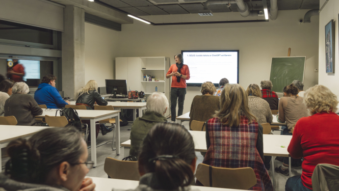 Lektors auditorijas priekšā mācību klasē