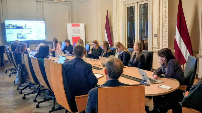 Latvijas Pasākumu rīkotāju un pasākumu producentu padomes sēdes norise un dalībnieki pie galda KM Lielajā zālē