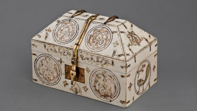Apgleznota ziloņkaula lādīte. Sicīlija, 1150–1175. Ziloņkauls, apgleznojums.  Madamas pils kolekcija, Turīna, Itālija. Foto: Palazzo Madama, Museo Civico d’Arte Antica.  Courtesy Fondazione Torino Musei