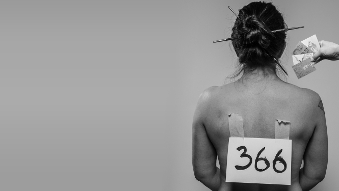 Izstādes vizuālais materiāls, sievietes tēls no mugurpuses ar uzrakstu "366"