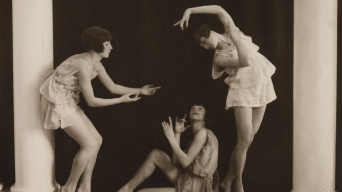 Beatrises Vīgneres fiziskās un estētiskās audzināšanas skolas trīs vecākās grupas audzēknes plastiskās dejas numurā “Pastorāle”. 1927. Rakstniecības un mūzikas muzeja kolekcija.  Foto: Augusts Rostoks, Rīga