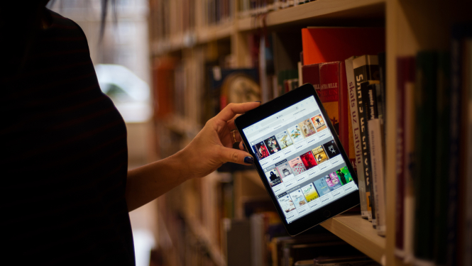 Bibliotēkas grāmatplaukts un planšete