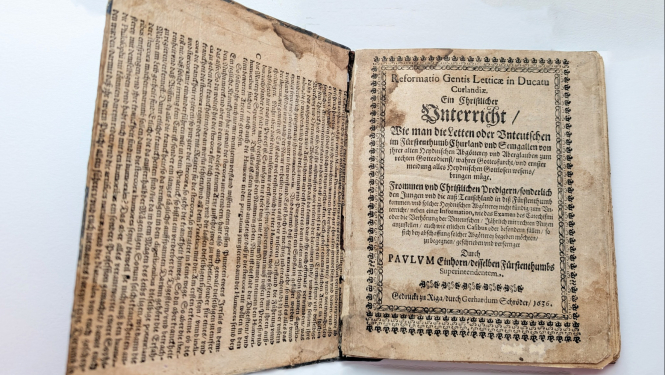 Grāmatas “Reformatio Gentis Letticae ..  (Latviešu tautas reformācija ..)." titullapa un iesējums.vecajā drukā