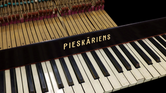 Mūzikas instrumentu kolekcijas izstādes “Pieskāriens” fragments - klavieres ar uzrakstu "Pieskāriens"