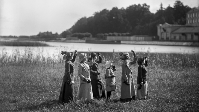 Fotogrāfs nezināms. Latviešu Fotogrāfiskās biedrības dāmu komitejas grupa saules aptumsuma vērošanas brīdī. 1914. gads. No Latvijas Fotogrāfijas muzeja krājuma