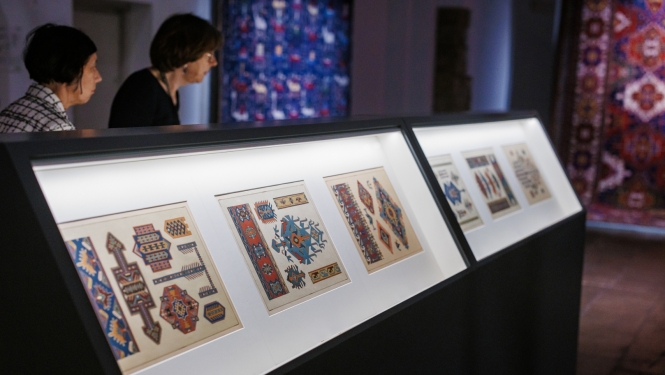 Jūlija Straumes kolorētās fotogrāfijas un zīmējumi izstādē “Atmiņas ģenētiskais kods. Azerbaidžānas paklāji”. Dekoratīvās mākslas un dizaina muzejs, 2024. Foto: Kaspars Teilāns
